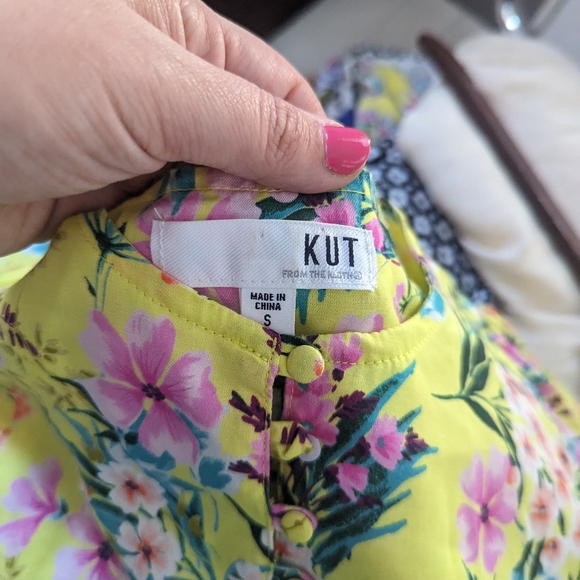 Women's Kut from the Kloth Yellow Floral Covered Button Blouse Small Lyocell - Picture 6 of 6
